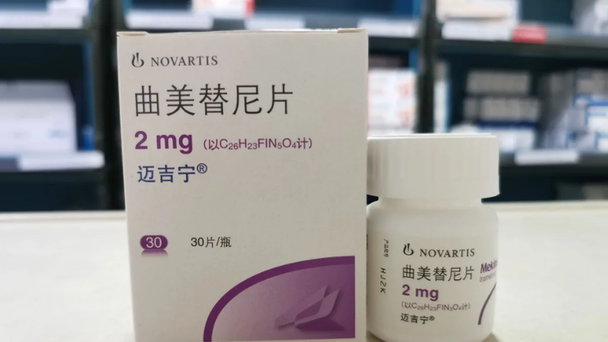 医生正在为患者解读BRAF基因检测报告，讨论曲美替尼联合达拉非尼治疗方案