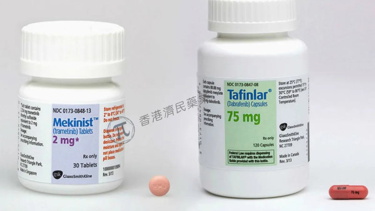 医生正在查看曲美替尼耐药患者的CT影像